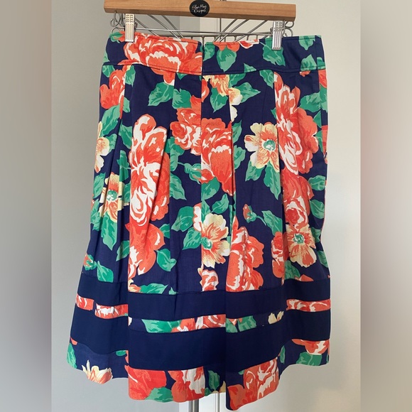 💥 SALE💥 Diana Ferrari navy & floral skirt - Picture 3 of 5